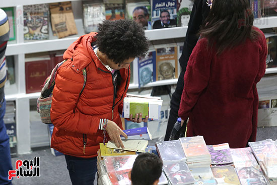 أطفال يشترون الكتب