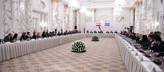 الرئيس-السيسي-يستهل-زيارته-إلى-أذربيجان-بالاجتماع-مع-كبار-رموز-الاقتصاد-ورجال-الأعمال-ورؤساء-كبرى-الشركات-(2)