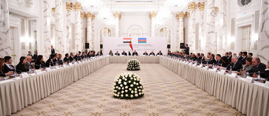 الرئيس-السيسي-يستهل-زيارته-إلى-أذربيجان-بالاجتماع-مع-كبار-رموز-الاقتصاد-ورجال-الأعمال-ورؤساء-كبرى-الشركات-(3)