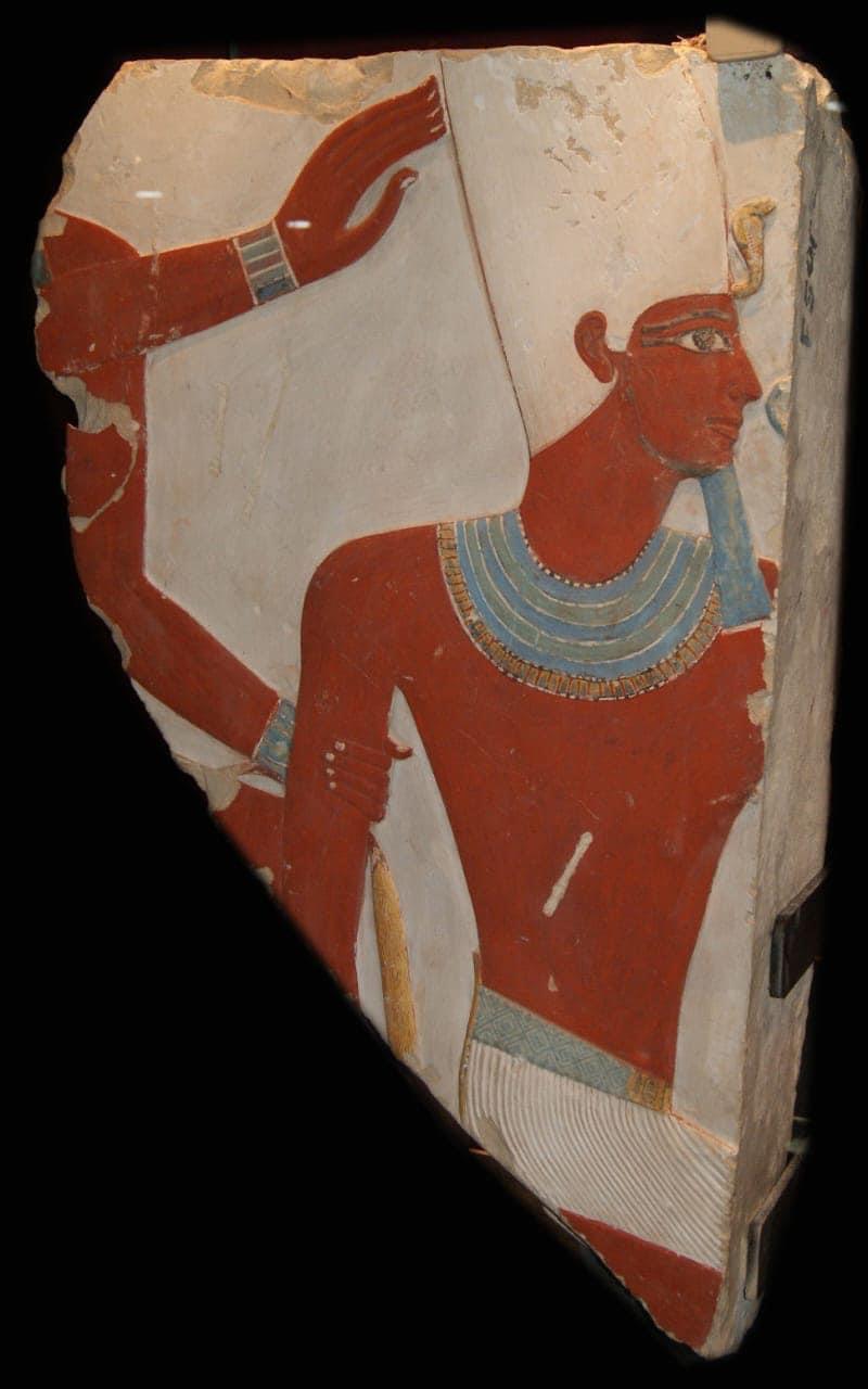 قطعة أثرية تحمل صورة للملك تختمس الثالث 
