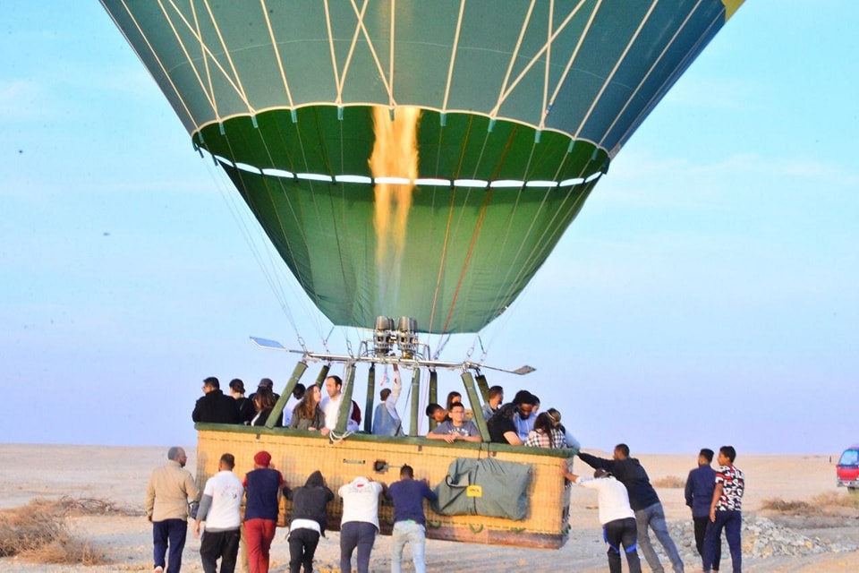عمال البالون خلال هبوط الرحلات فى البر الغربي