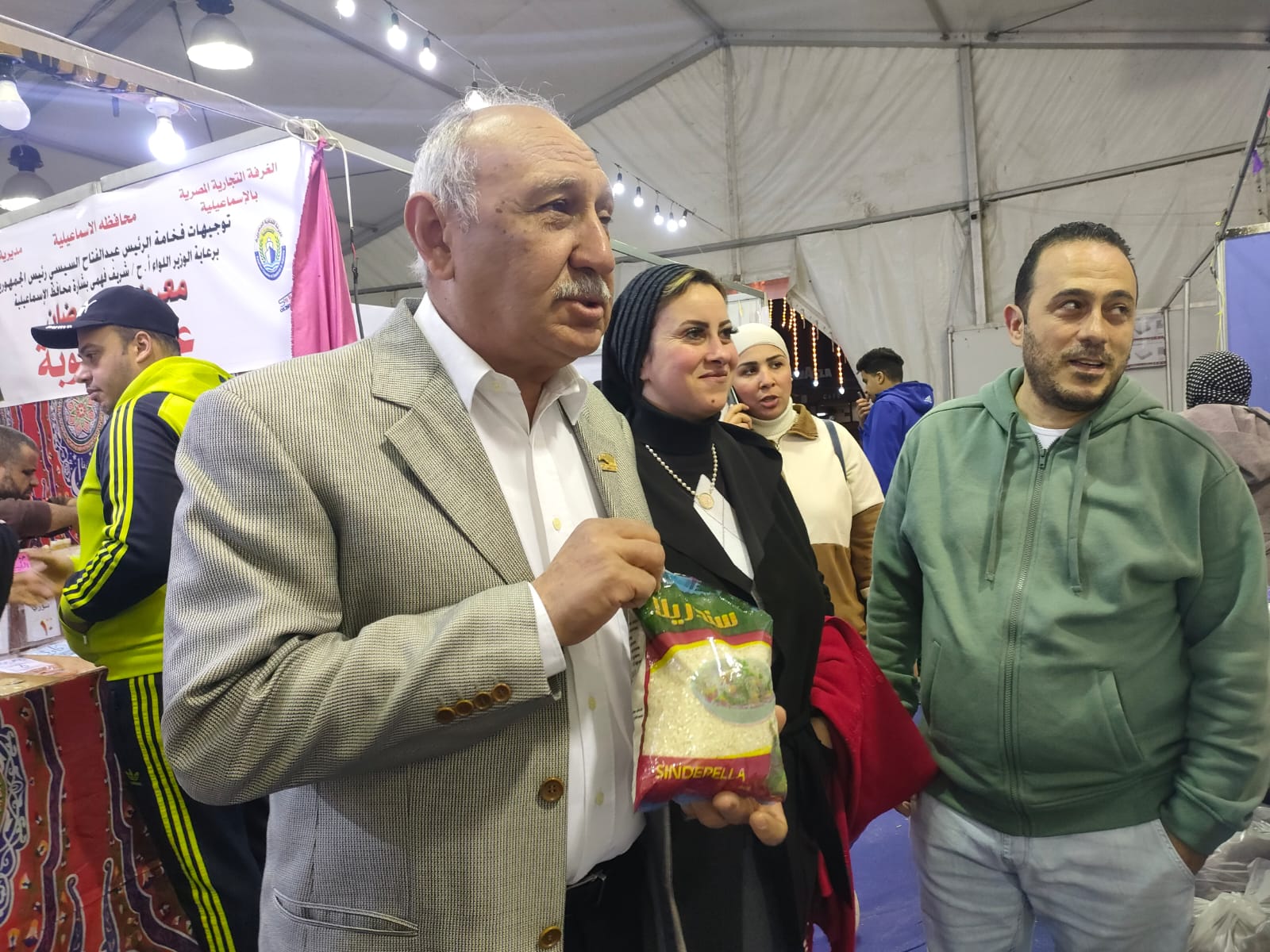 رئيس الغرفة التجارية بالإسماعيلية يتابع توافر السلع الغذائية بمعرض أهلا رمضان (1)