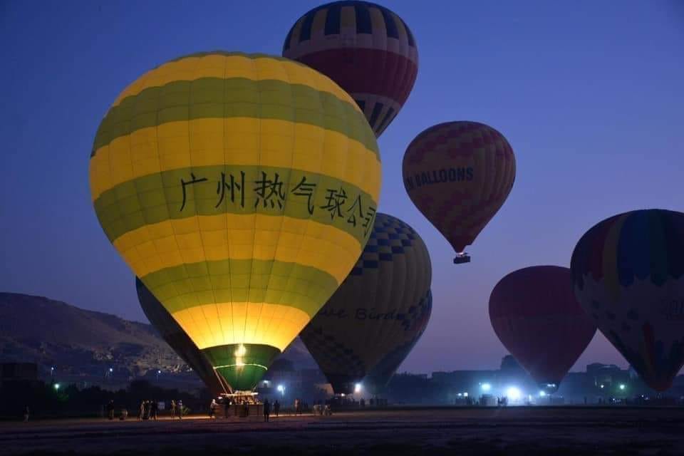 تجهيز البالونات فى أرض مطار البر الغربي