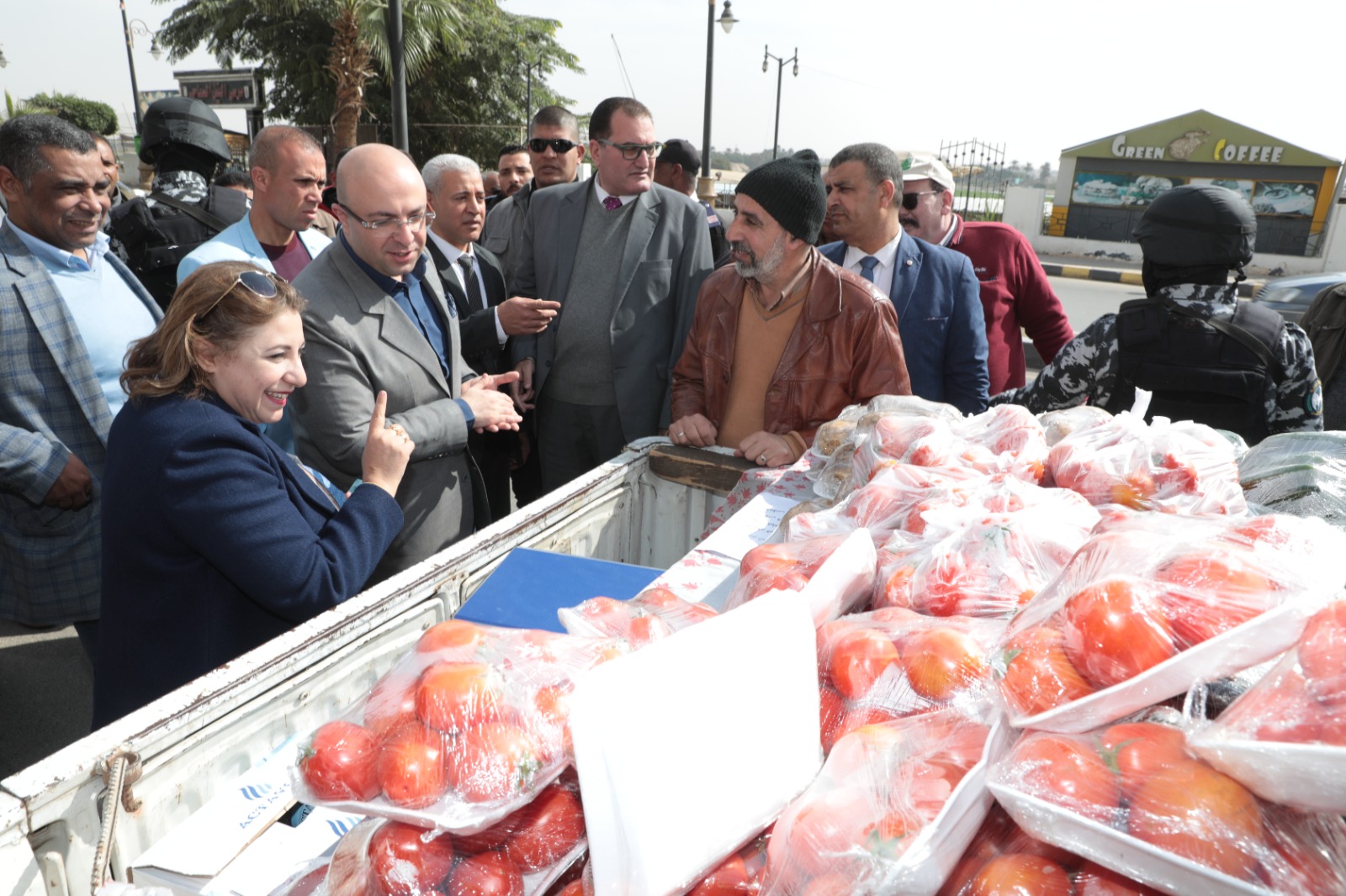 محافظ بنى سويف يتفقد منافذ وزارة الزراعة المتنقلة قبل تحركها لبيع السلع (4)