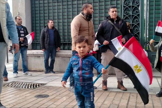 طفل-يحمل-علم-مصر