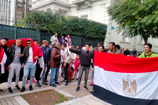 علم-مصر-أمام-سفارة-مصر-باليونان