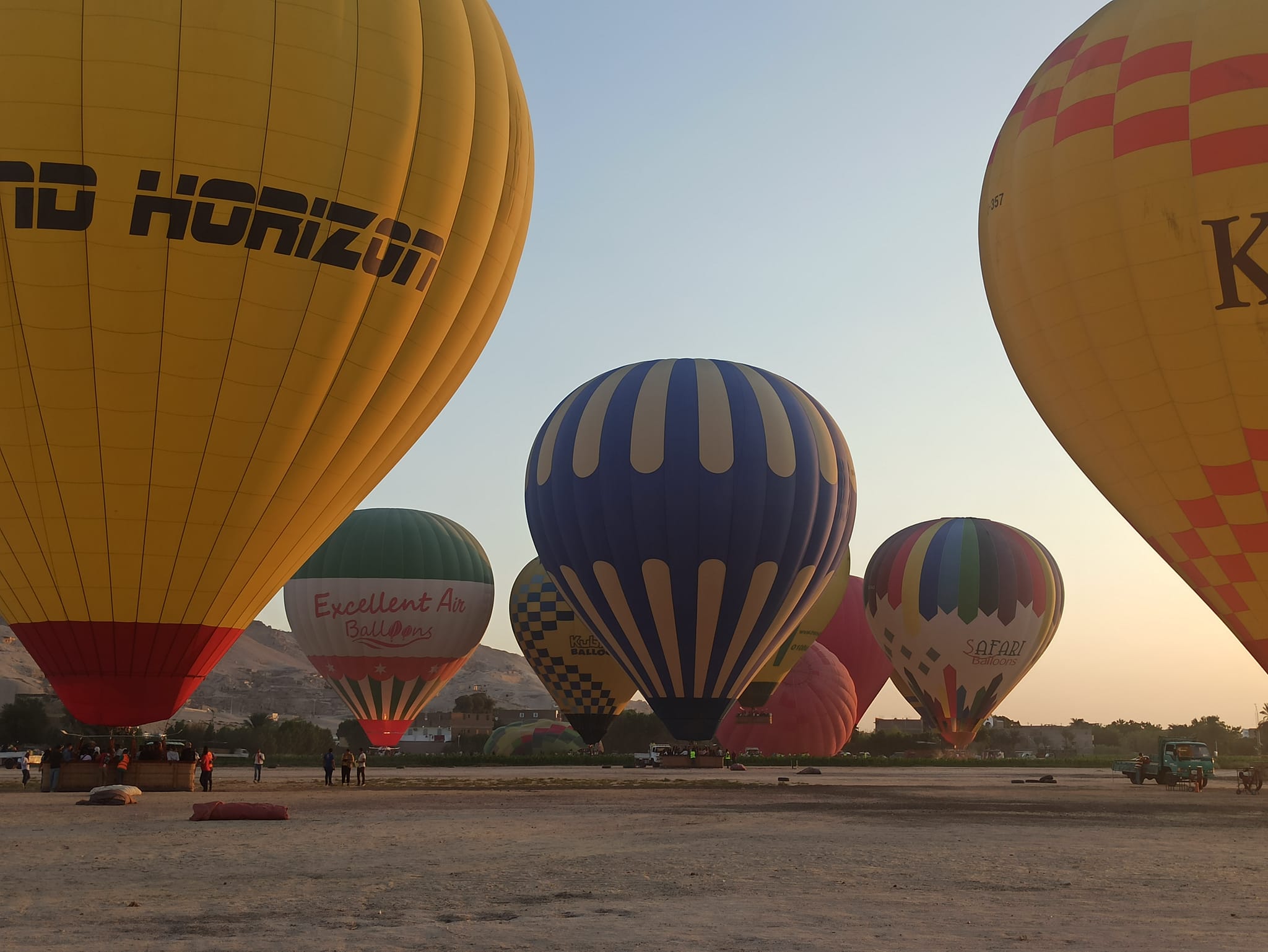 البالونات الطائرة فى مطار غرب الأقصر