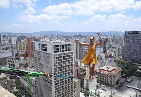 إريكا سيدلاسيك تتوازن على خط مرتفع بارتفاع 114 مترا وطول 510 أمتار ، في ساو باولو ، البرازيل ، في 25 يناير