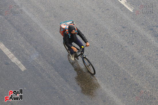 قيادة الدراجة أثناء المطر
