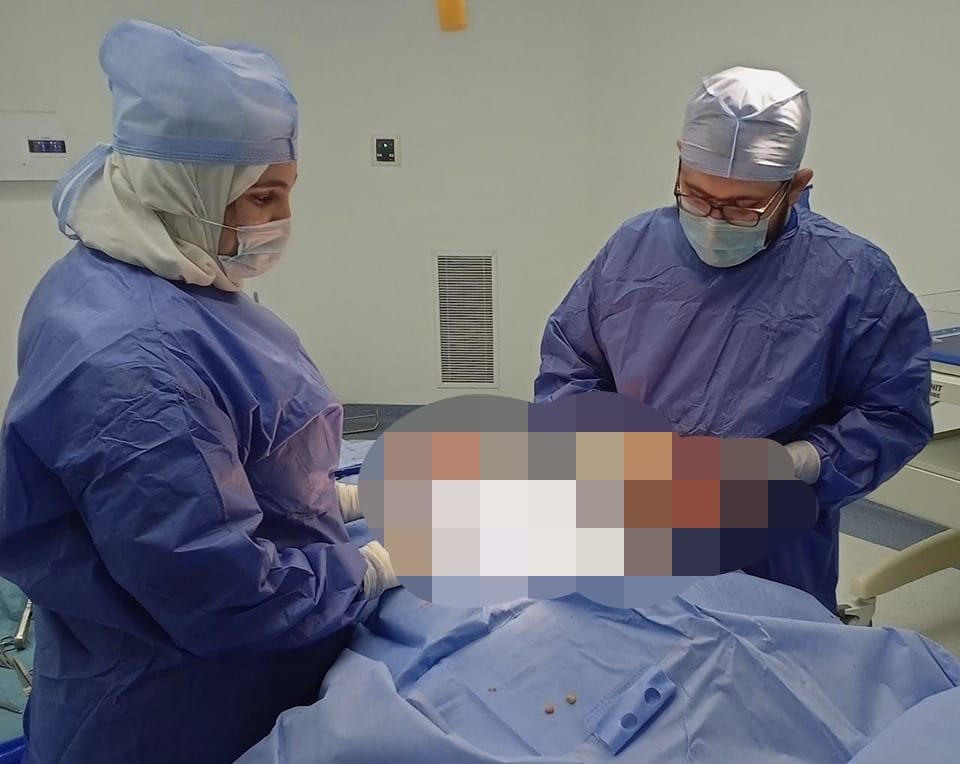الفريق الجراحي أثناء الجراحة