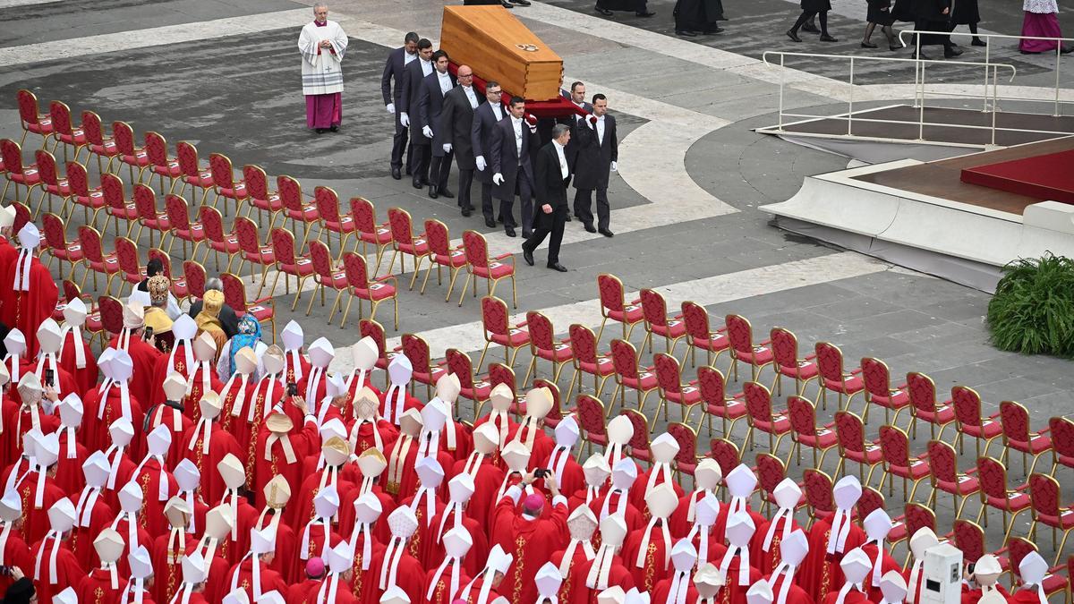 جنازة بابا الفاتيكان السابق