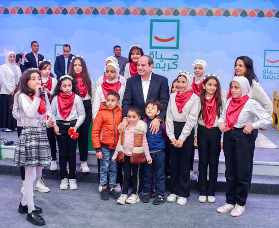 الرئيس السيسي مع أطفال محافظة سوهاج