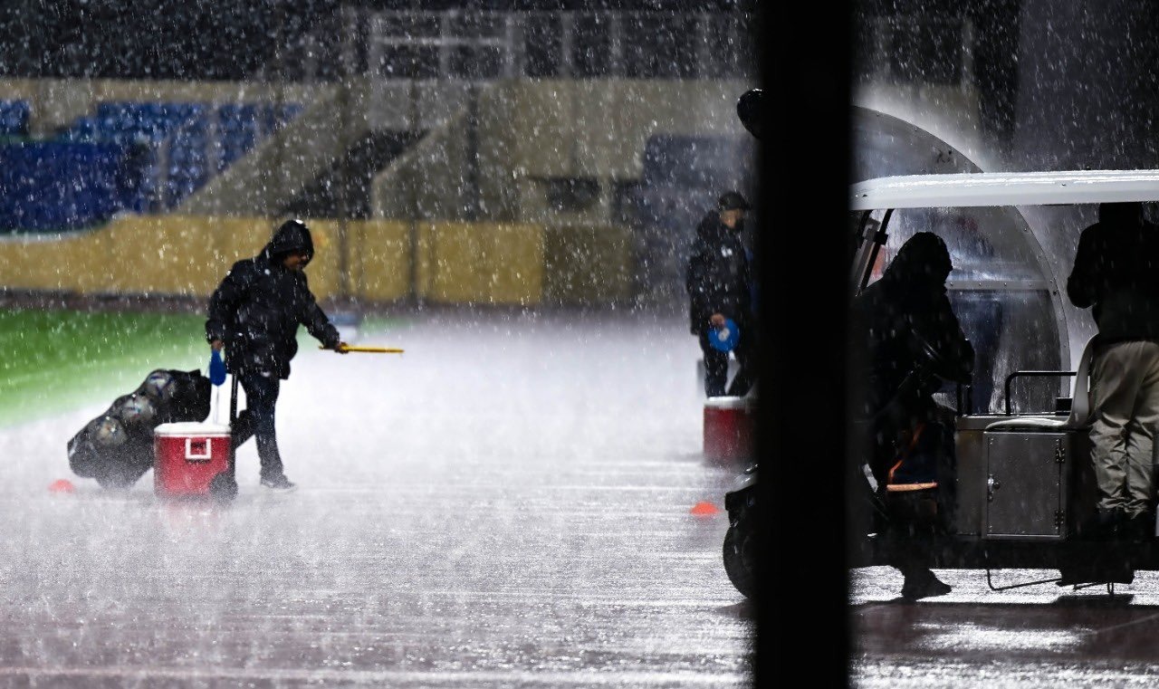  تأجيل إنطلاق المباراة بسبب الأمطار الغزيرة (1)