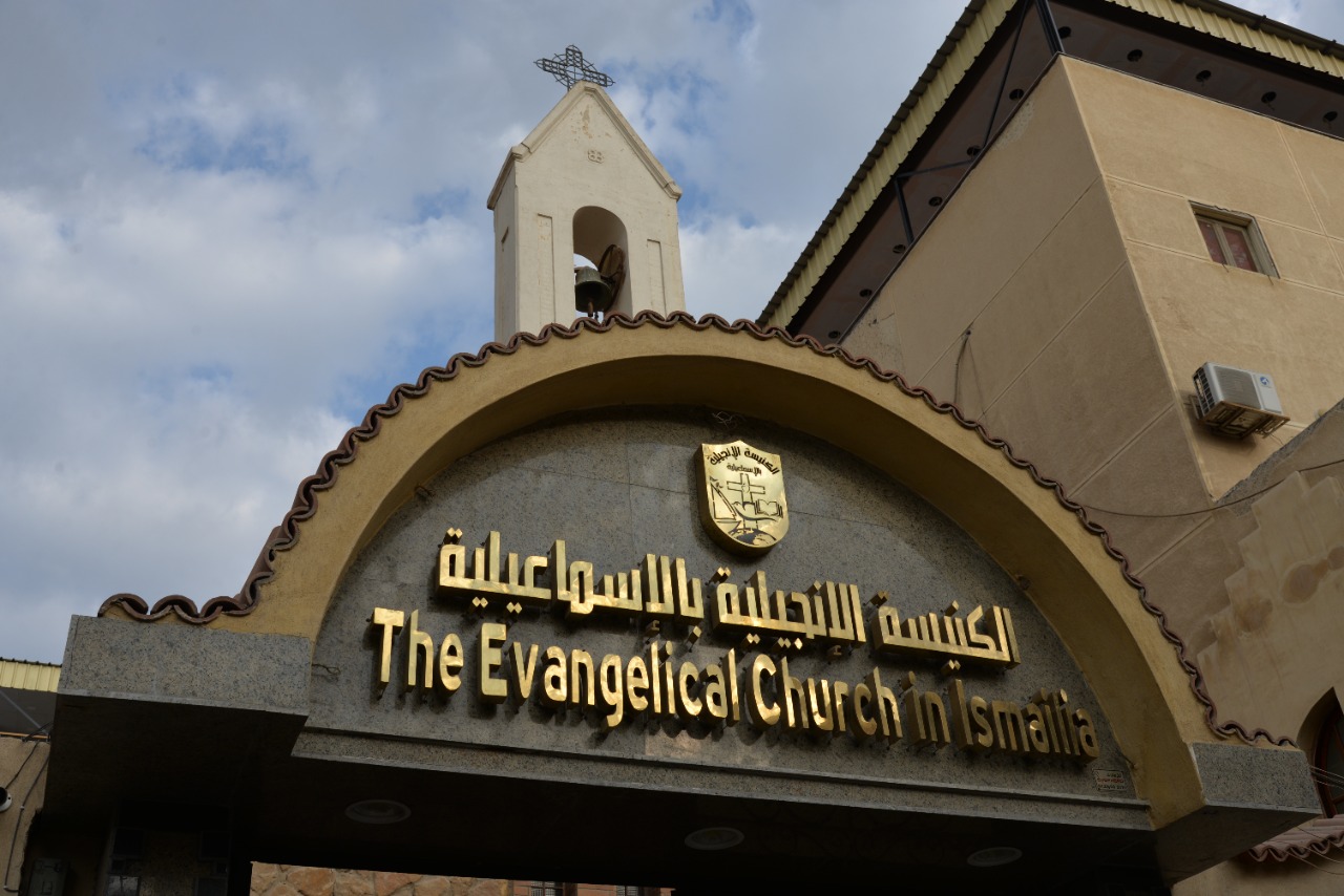 محافظ الإسماعيلية يزور كنائس المحافظة للتهنئة بعيد الميلاد  (4)