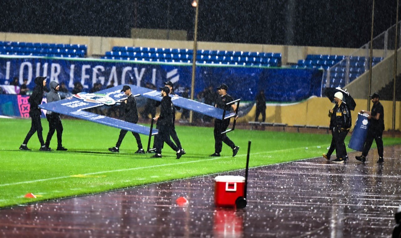  تأجيل إنطلاق المباراة بسبب الأمطار الغزيرة (3)