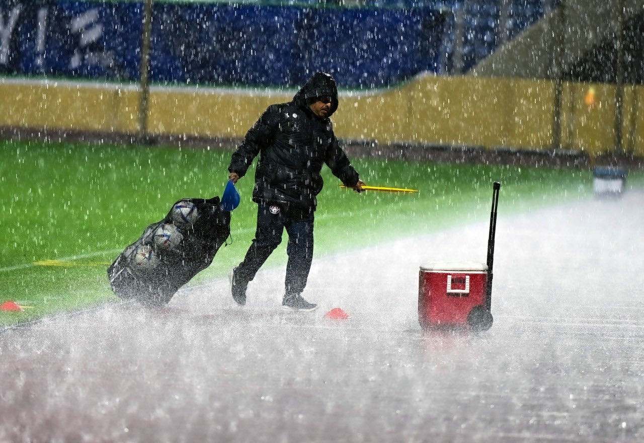  تأجيل إنطلاق المباراة بسبب الأمطار الغزيرة (2)