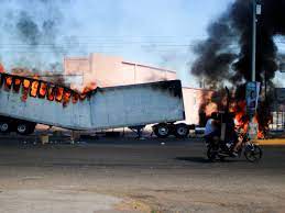 حرق سيارات فى شوارع المكسيك