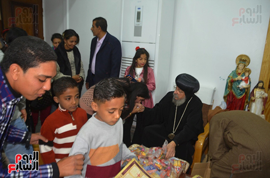 جانب-من-تقديم-العيدية-للأطفال-بالكنائس