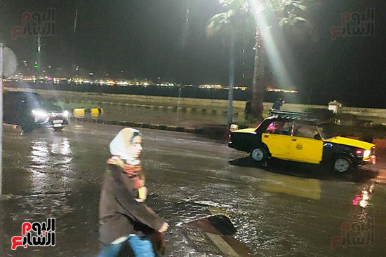 أمطار غزيرة تضرب الإسكندرية واستمرار رفع الطوارئ بفرق الصرف.. فيديو وصور (2)