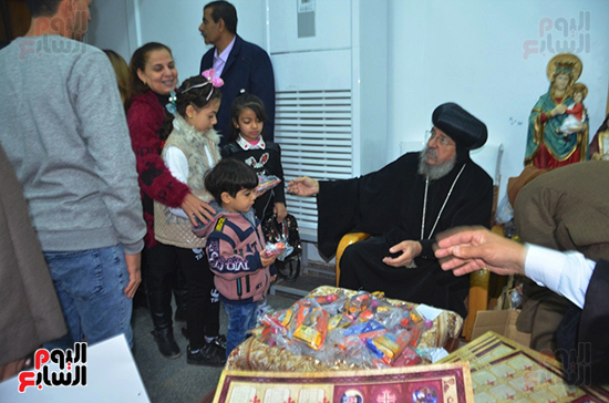 قيادات-الكنيسة-خلال-تقديم-العيدية-للأطفال