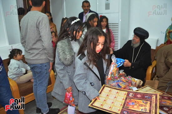 تقديم-العيدية-للأطفال-فى-الكنائس