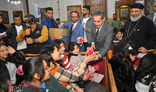 محافظ الغربية يوزع الهدايا على الأطفال داخل كنيسة العذراء بسمنود (2)