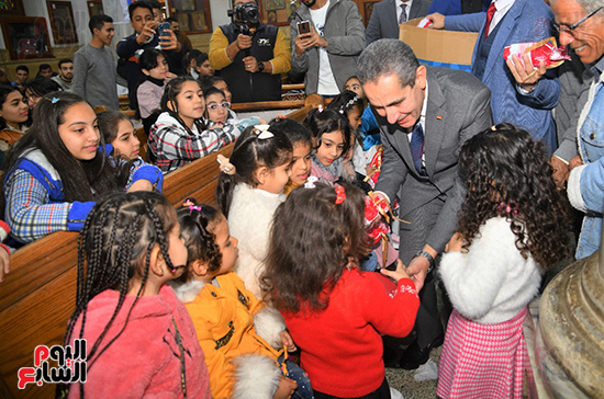 محافظ الغربية يوزع الهدايا على الأطفال داخل كنيسة العذراء بسمنود (9)