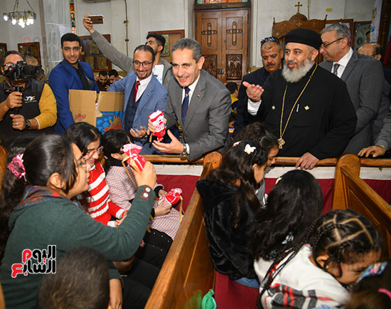 محافظ الغربية يوزع الهدايا على الأطفال داخل كنيسة العذراء بسمنود (3)