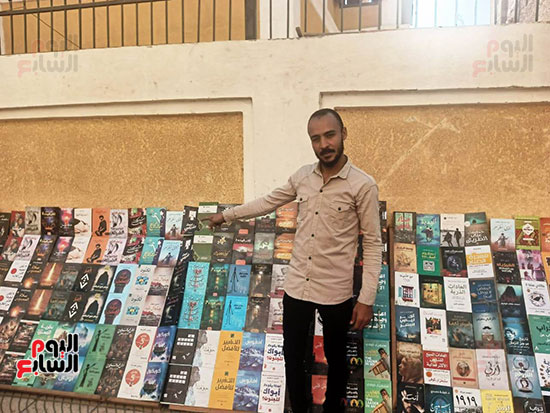 ناصر-يبيع-الكتب-للانفاق-على-اسرته