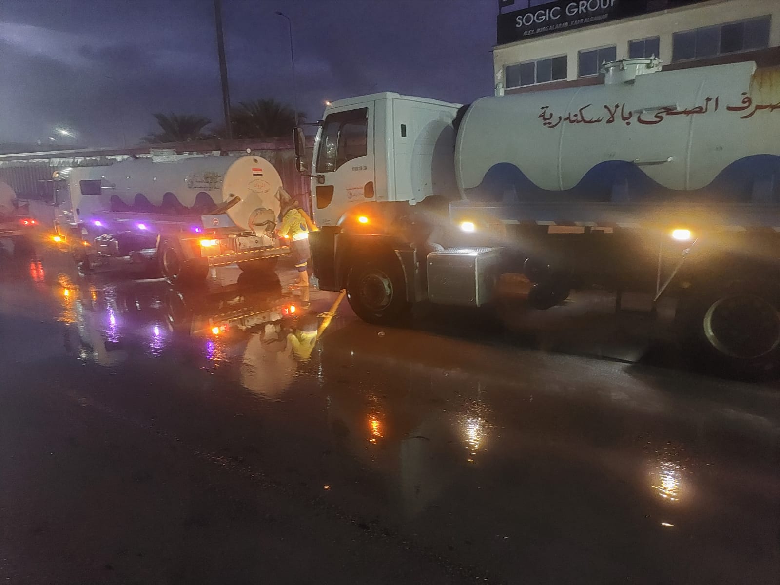 سيارات الصرف الصحى ترفع مياه الامطار