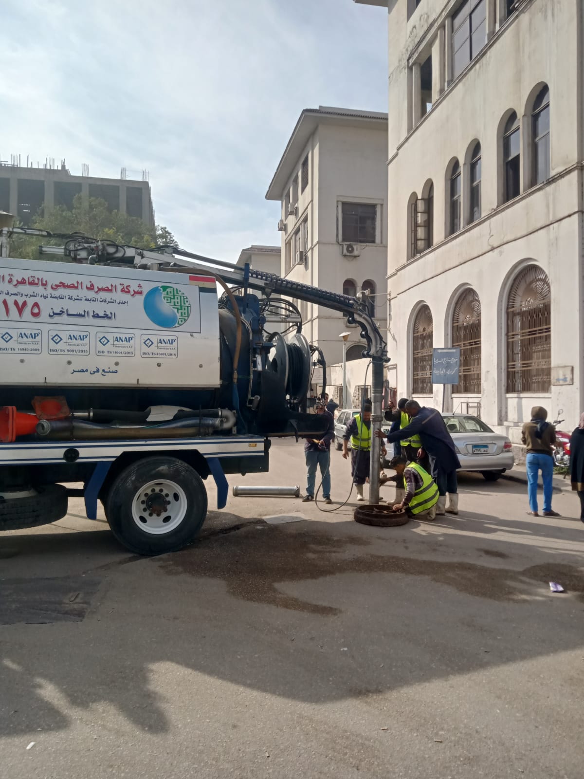 نشر معدات مياه الشرب في شوارع القاهرة