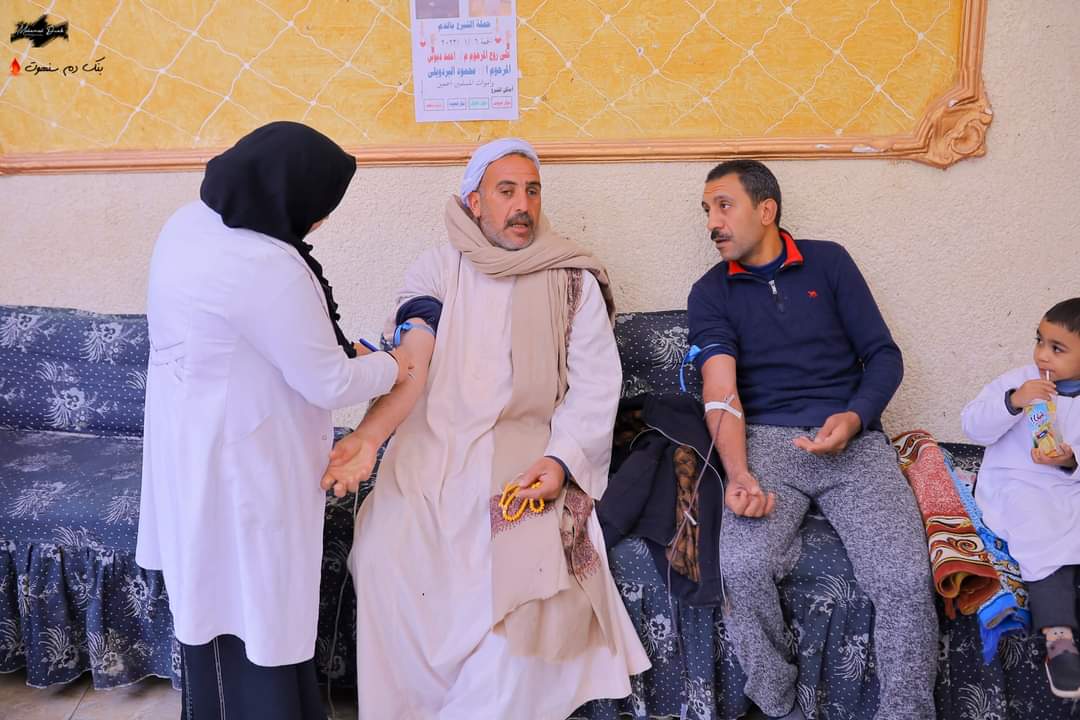 شباب قرية سنهوت اثناء التبرع بالدم