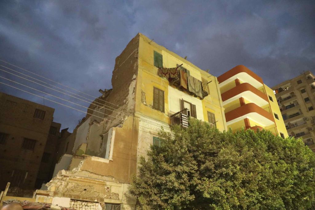 نائب محافظ المنيا يتفقد موقع انهيار جزئي لمنزل (1)