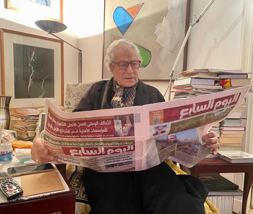 The photo is of Farouk Hosni looking at today's issue of Youm7