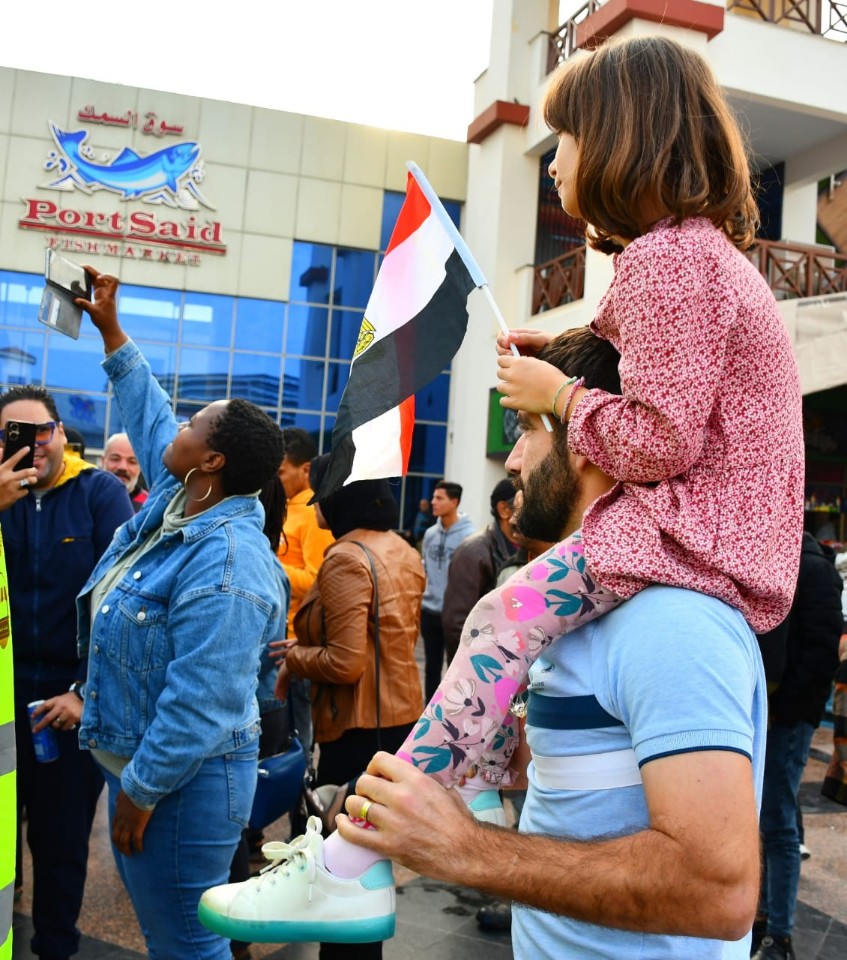 الأجانب يرفعون علم مصر
