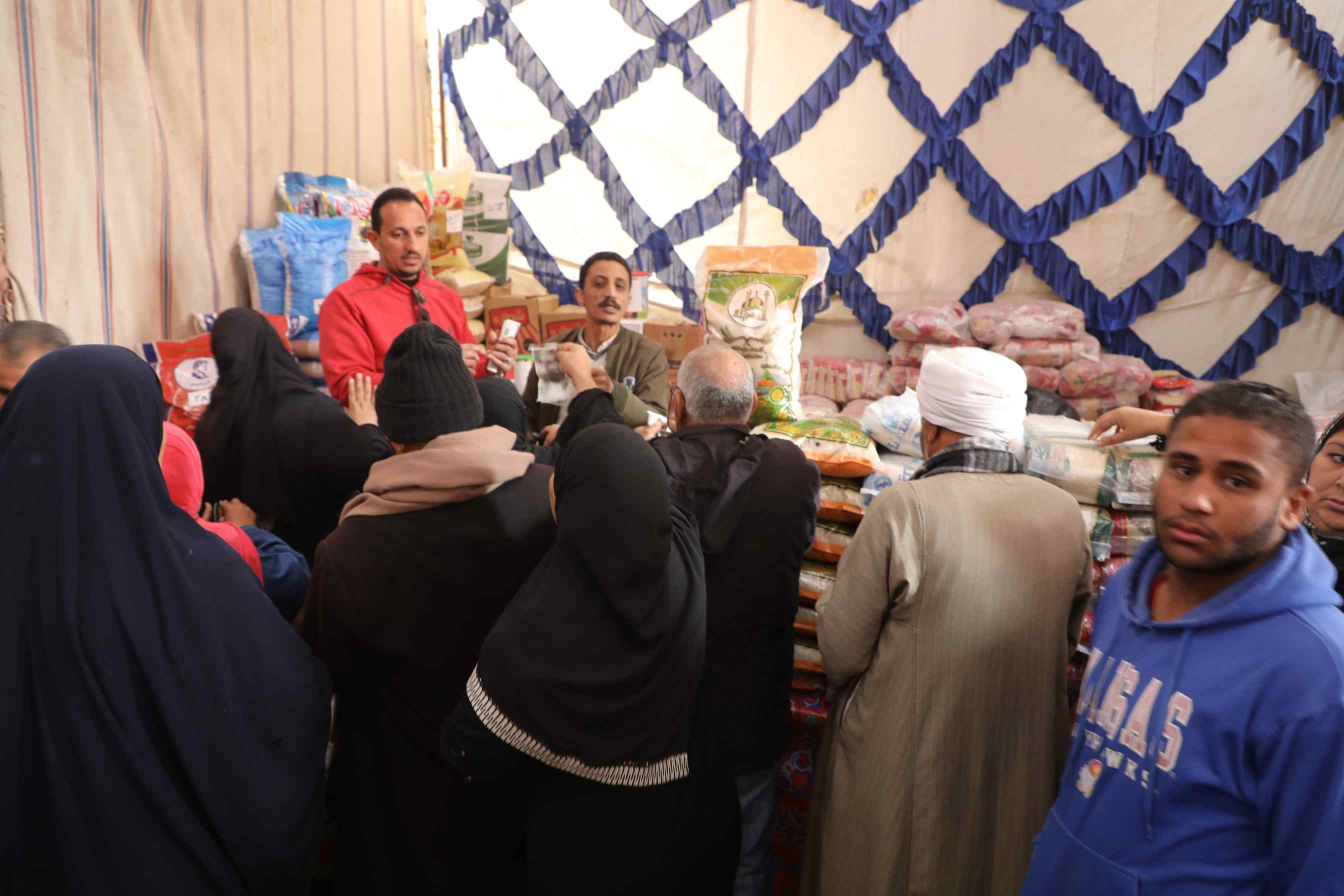 نائب محافظ المنيا يفتتح معرض أهلا رمضان بمركز ملوي (3)