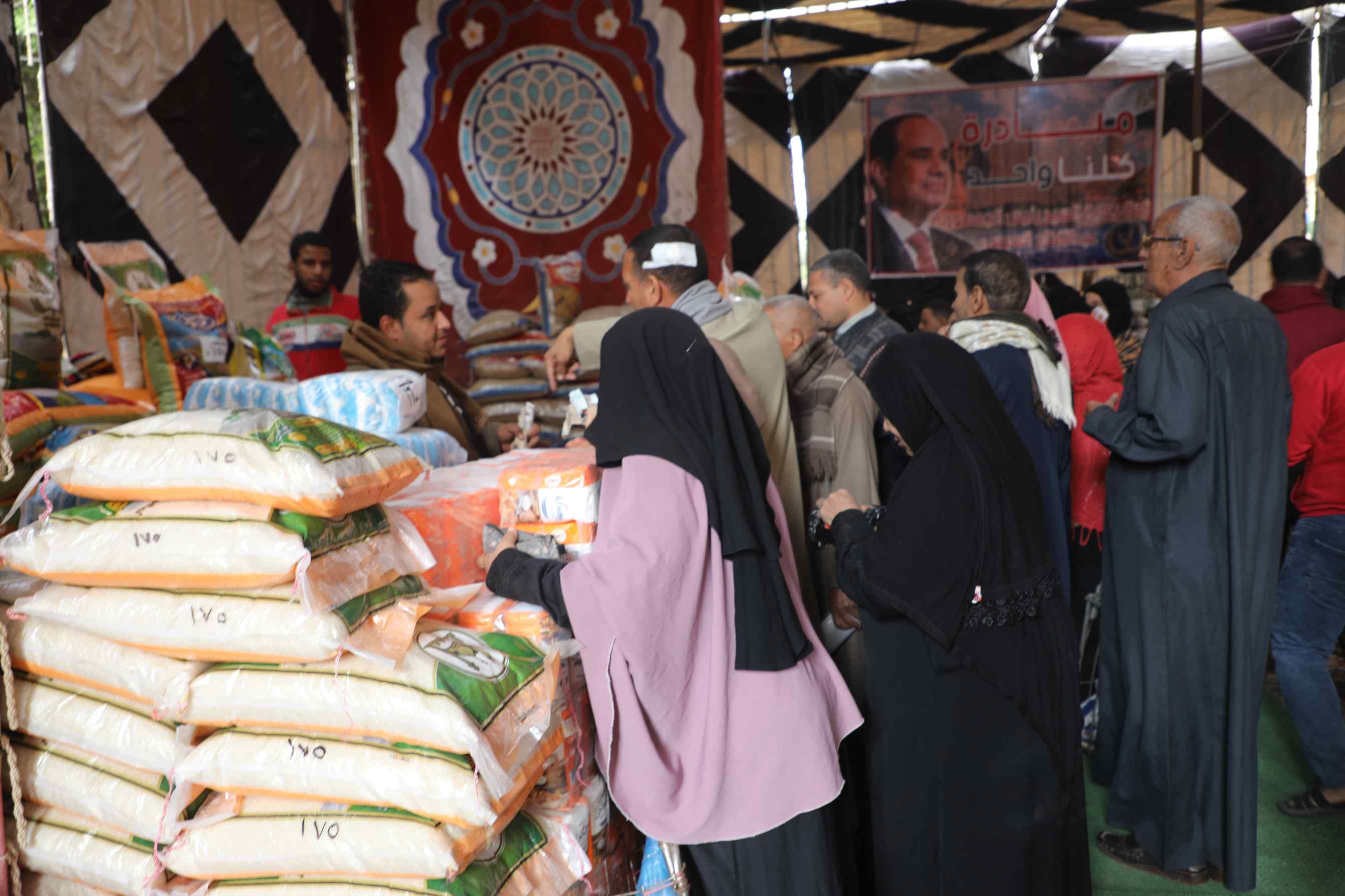 نائب محافظ المنيا يفتتح معرض أهلا رمضان بمركز ملوي (5)