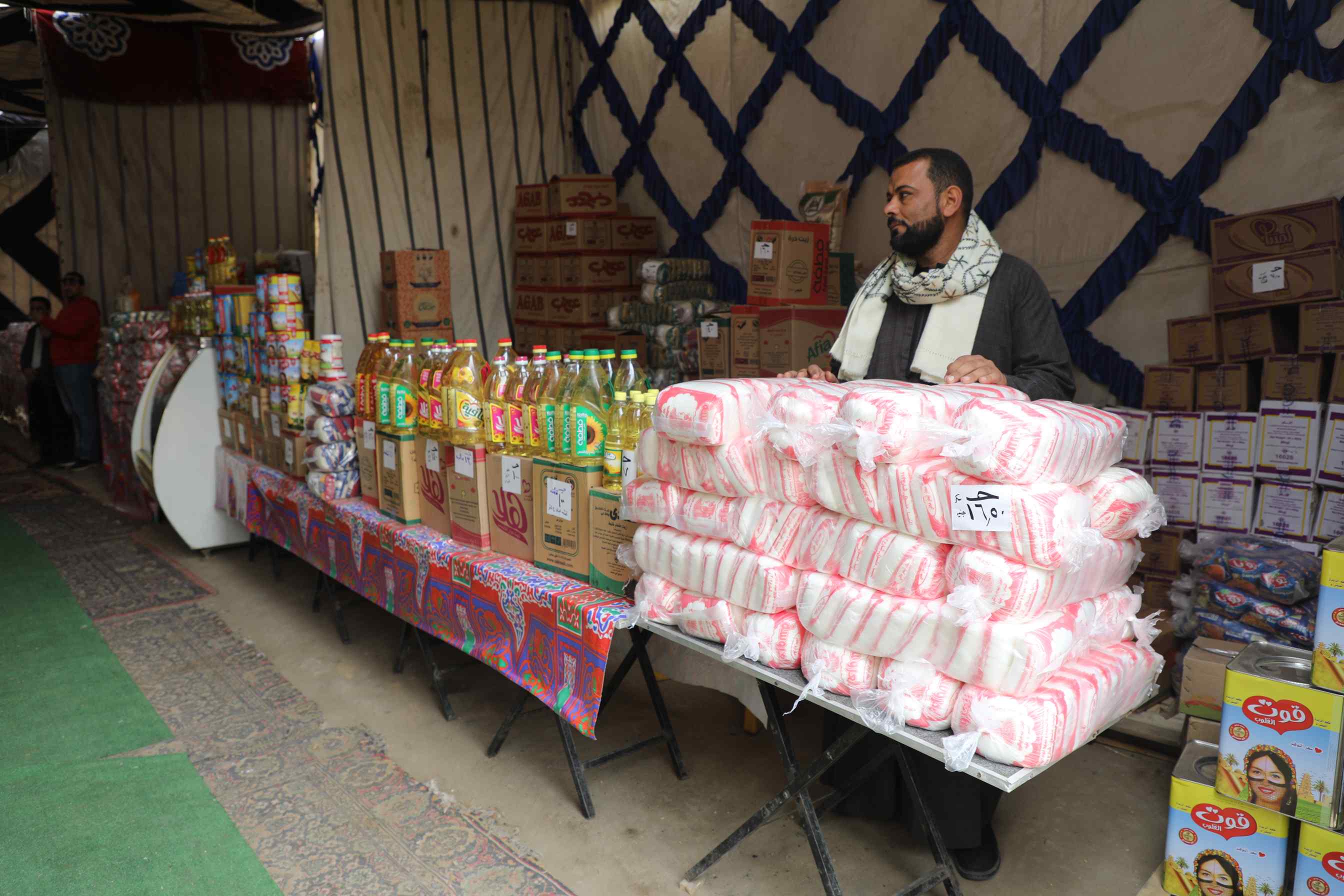 نائب محافظ المنيا يفتتح معرض أهلا رمضان بمركز ملوي (1)