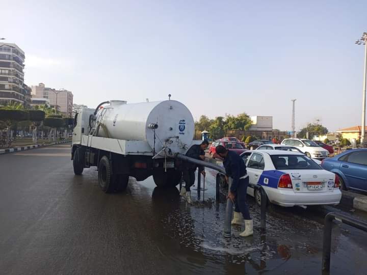 جانب من سيارات شفط مياه الأمطار ببورفؤاد