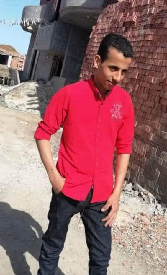 الشاب عبد الهادي إبراهيم رضا الذي توفى نتيجة سقوط عارضه الملعب الثلاثي بالمجاز الشرقي