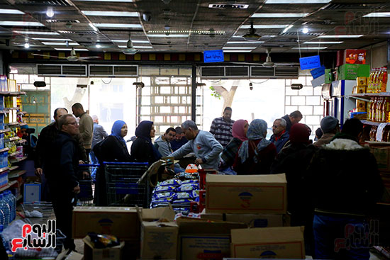 اقبال كبير من المواطنين على شراء السلع الغذائية من منافذ التموين