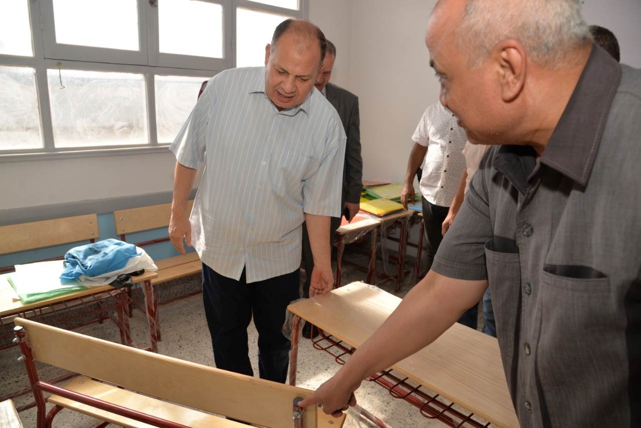 محافظ أسيوط يتفقد مدرستي 30 يونيو ونبيل العزبي الابتدائية  (11)