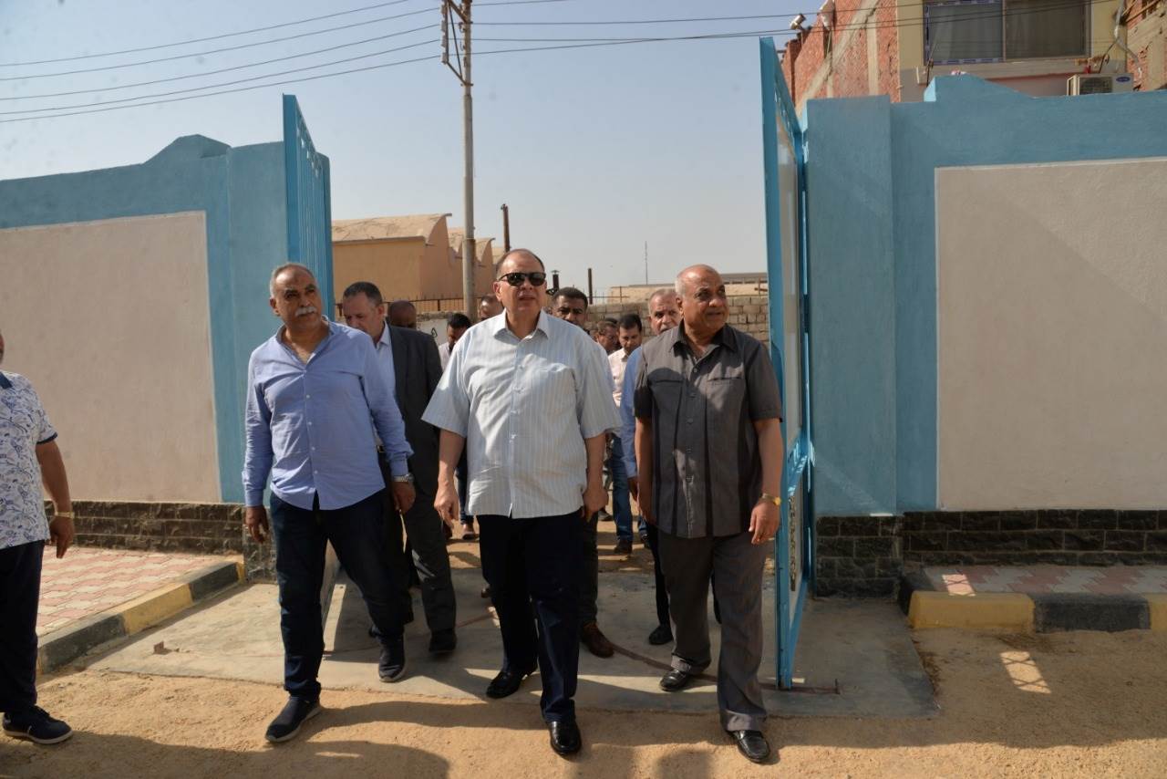 محافظ أسيوط يتفقد مدرستي 30 يونيو ونبيل العزبي الابتدائية (2)