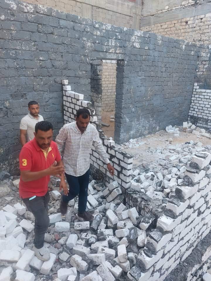 إزالة بناء مخالف في حي العامرية بالإسكندرية