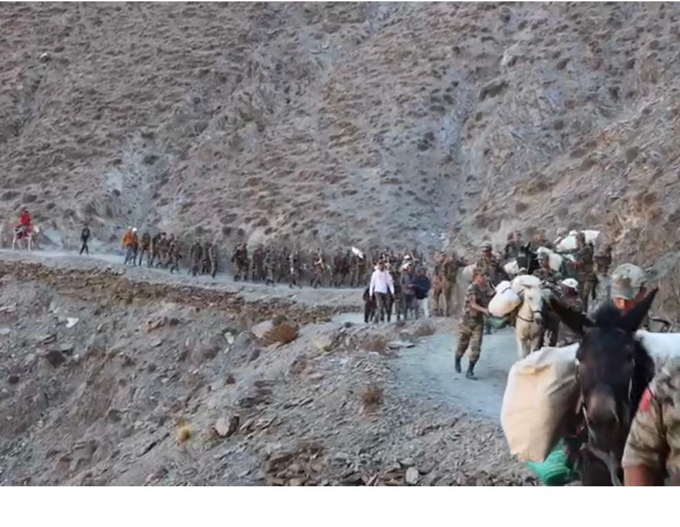 نقل المساعدات والمؤن فوق ظهور الحمير للوصول إلى القرى