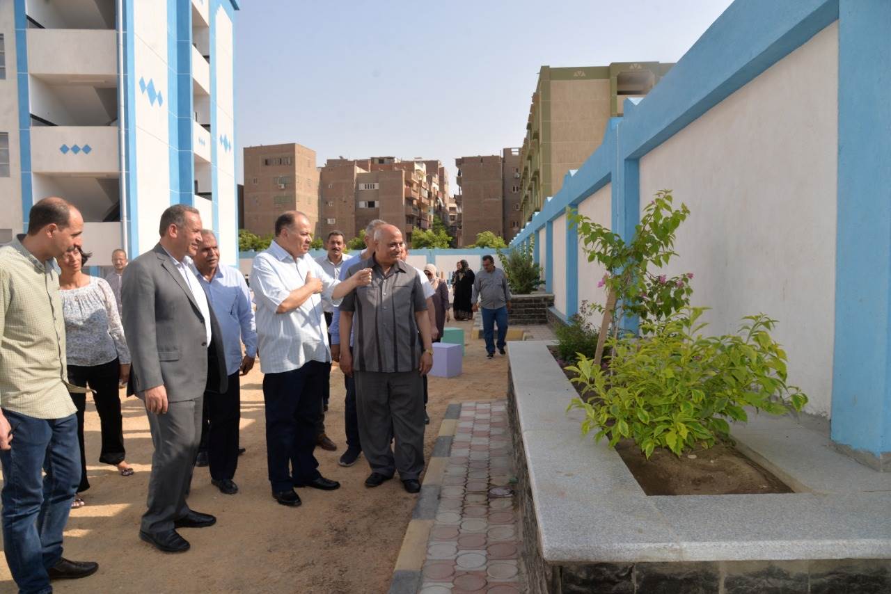 محافظ أسيوط يتفقد مدرستي 30 يونيو ونبيل العزبي الابتدائية  (4)