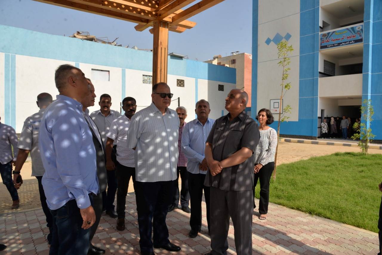 محافظ أسيوط يتفقد مدرستي 30 يونيو ونبيل العزبي الابتدائية (3)
