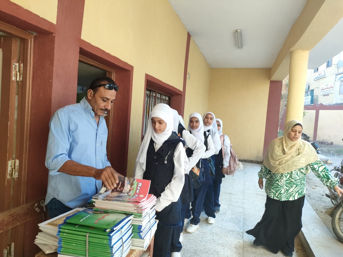 جانب من توزيع الكتب على التلاميذ بمدارس الأقصر