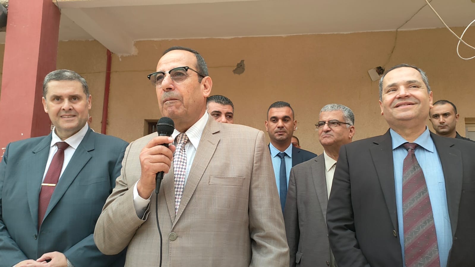 محافظ شمال سيناء يتفقد العام الدراسي (2)