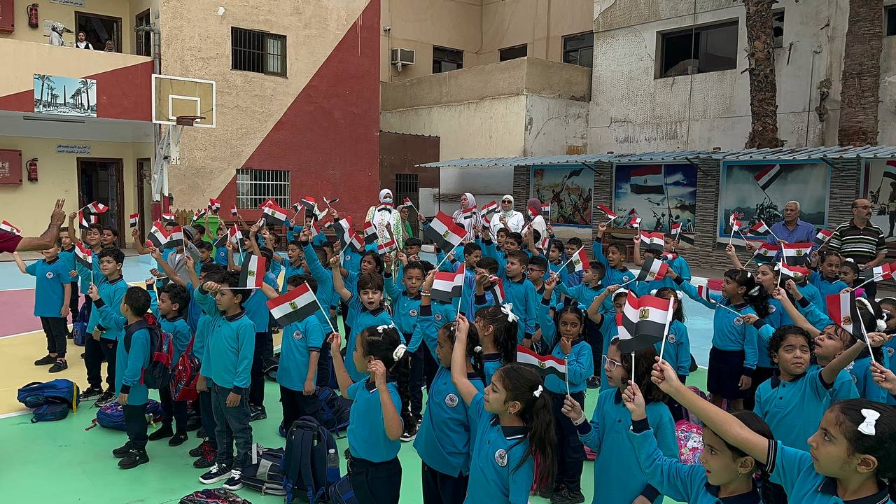 التلاميذ يحملون علم مصر